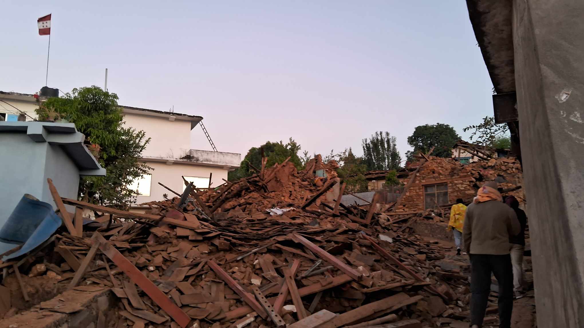 भूकम्पमा मारिएका व्यक्तिका परिवारले पाए बीमा बापतको रकम