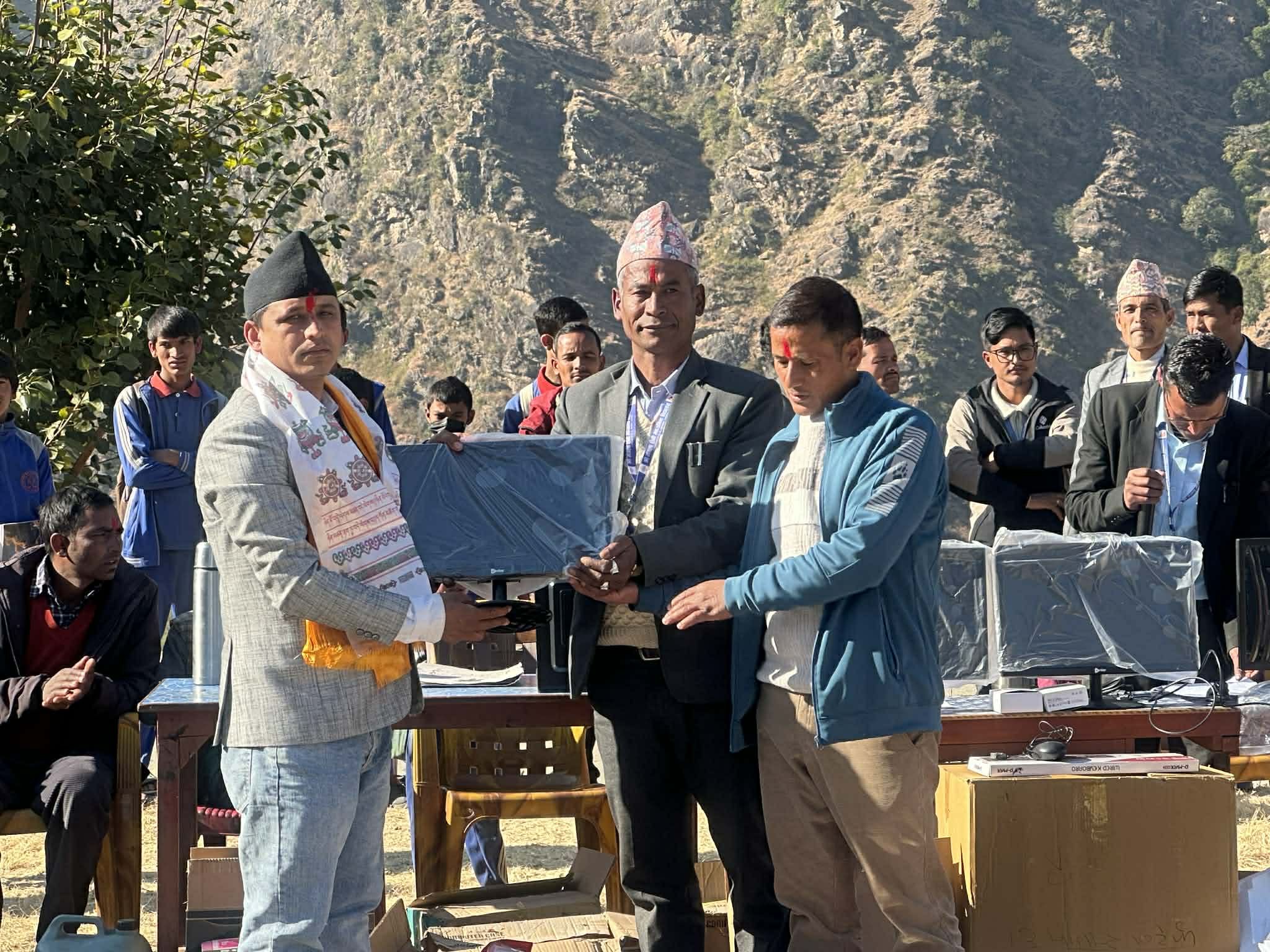 बिधालयलाई कम्प्युटर हस्तान्तरण